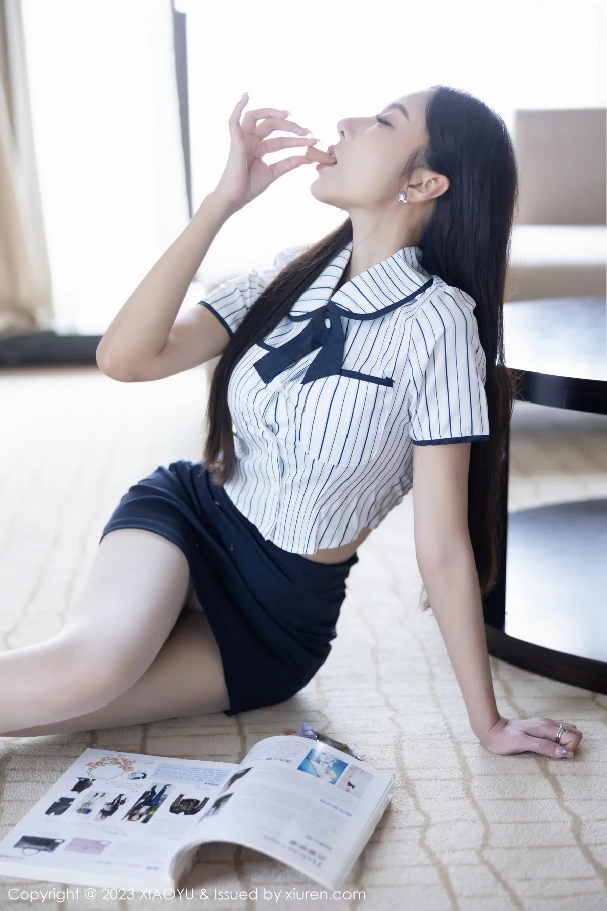 Xgyw.Org_[XiaoYu画语界]Vol.1025_女神王馨瑶yanni白色条纹上衣配深蓝色短裙秀曼妙身姿诱惑写真85P