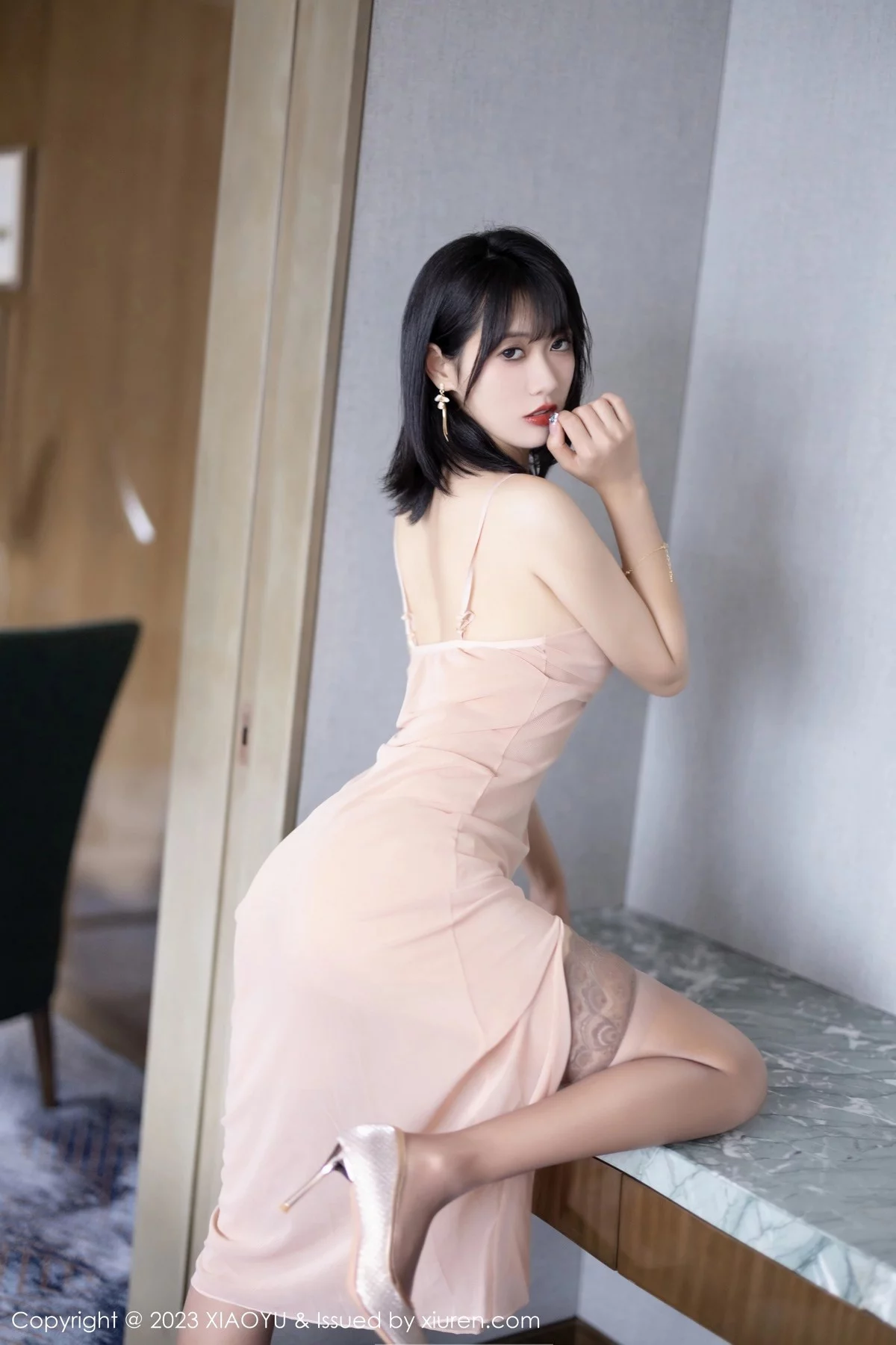 Xgyw.Org_[XiaoYu画语界]Vol.1028_模特林子遥性感粉灰色吊带长裙配灰色丝袜秀曼妙身姿诱惑写真80P