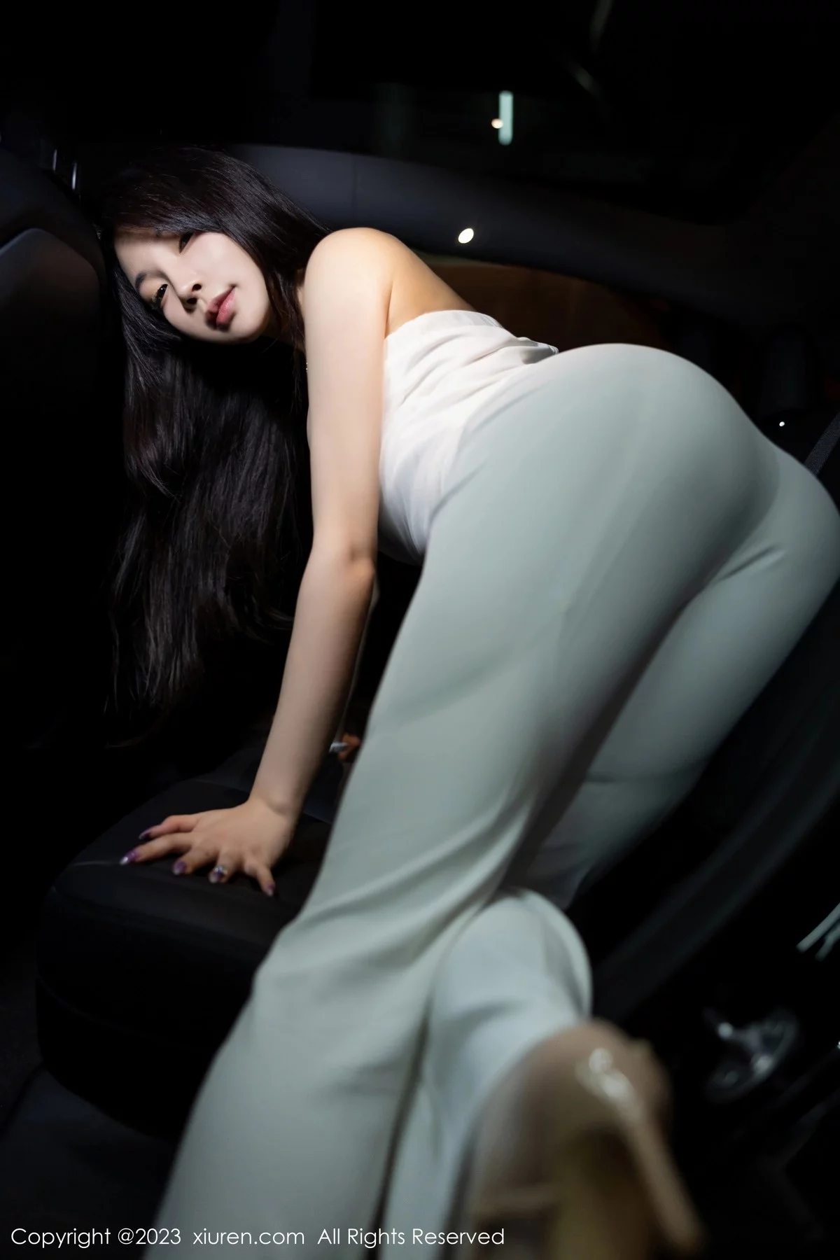 Xgyw.Org_XiuRen第6628期_女神徐莉芝Booty脱白色套装露白丝吊袜秀曼妙身姿撩人诱惑写真82P