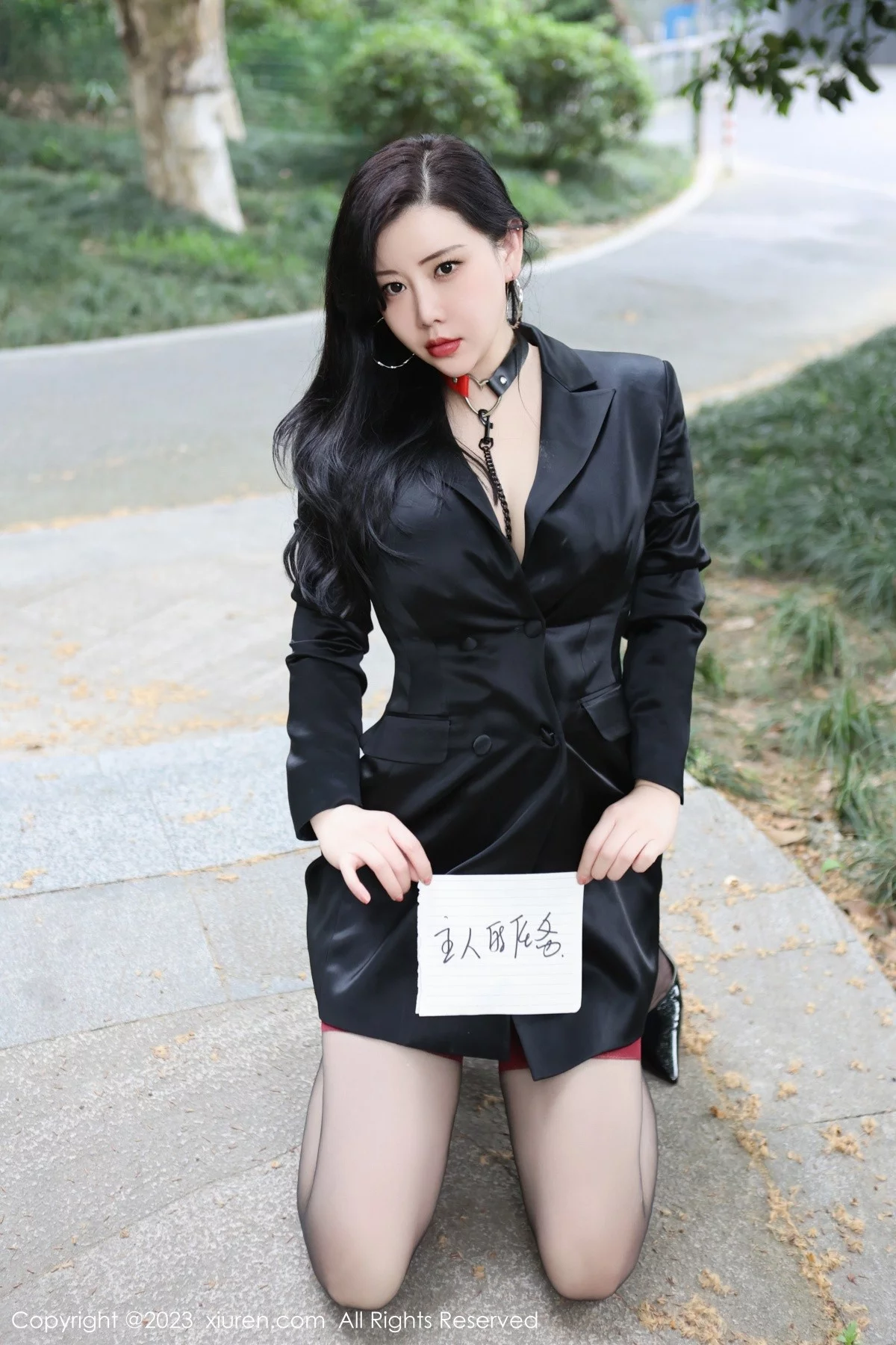 Xgyw.Org_XiuRen第6950期_模特王婉悠Queen户外脱黑色外衣露情趣服秀豪乳遮点诱惑写真83P