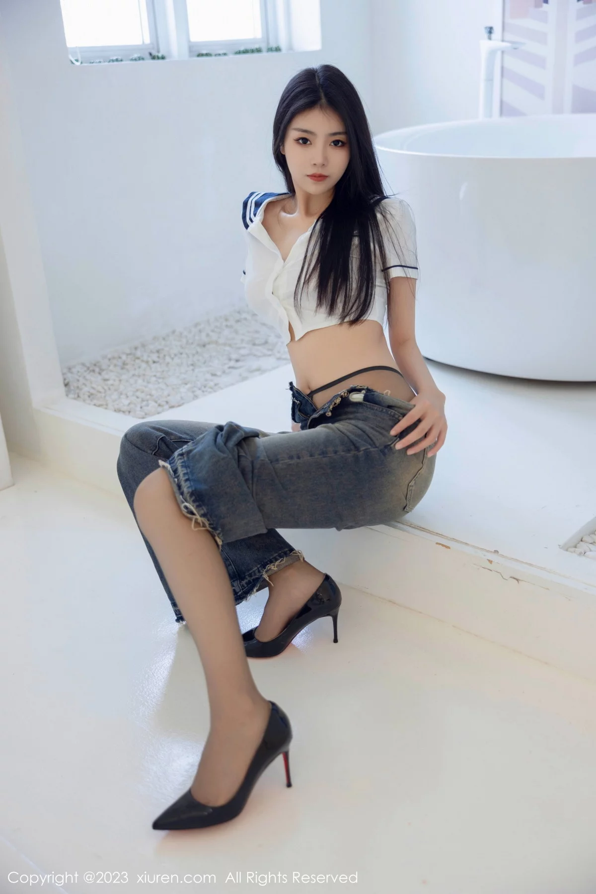 Xgyw.Org_XiuRen第7027期_模特可乐Vicky白色上衣配牛仔裤露超薄黑丝秀曼妙身姿诱惑写真82P