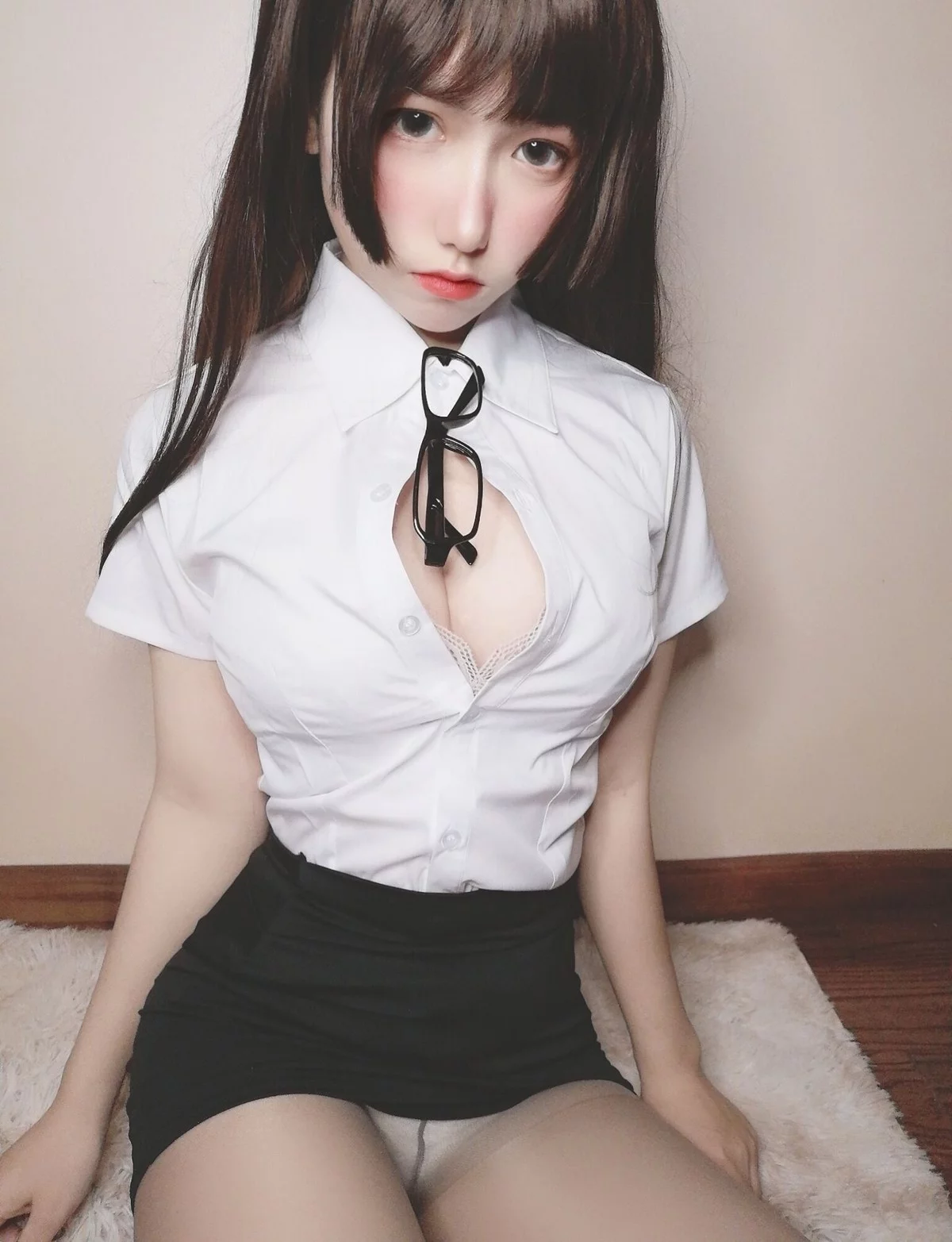 Xgyw.Org_网红美女yuzukitty柚子猫醉酒小秘书主题性感白T配黑短裙露蕾丝内衣诱惑写真52P
