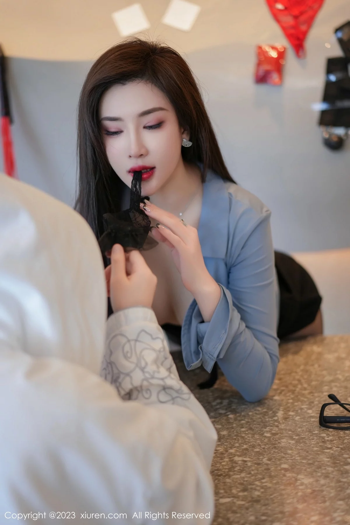 Xgyw.Org_XiuRen第7095期_女神Carol周妍希蓝衬衫配黑短裙露开档黑丝秀翘臀美腿诱惑写真76P