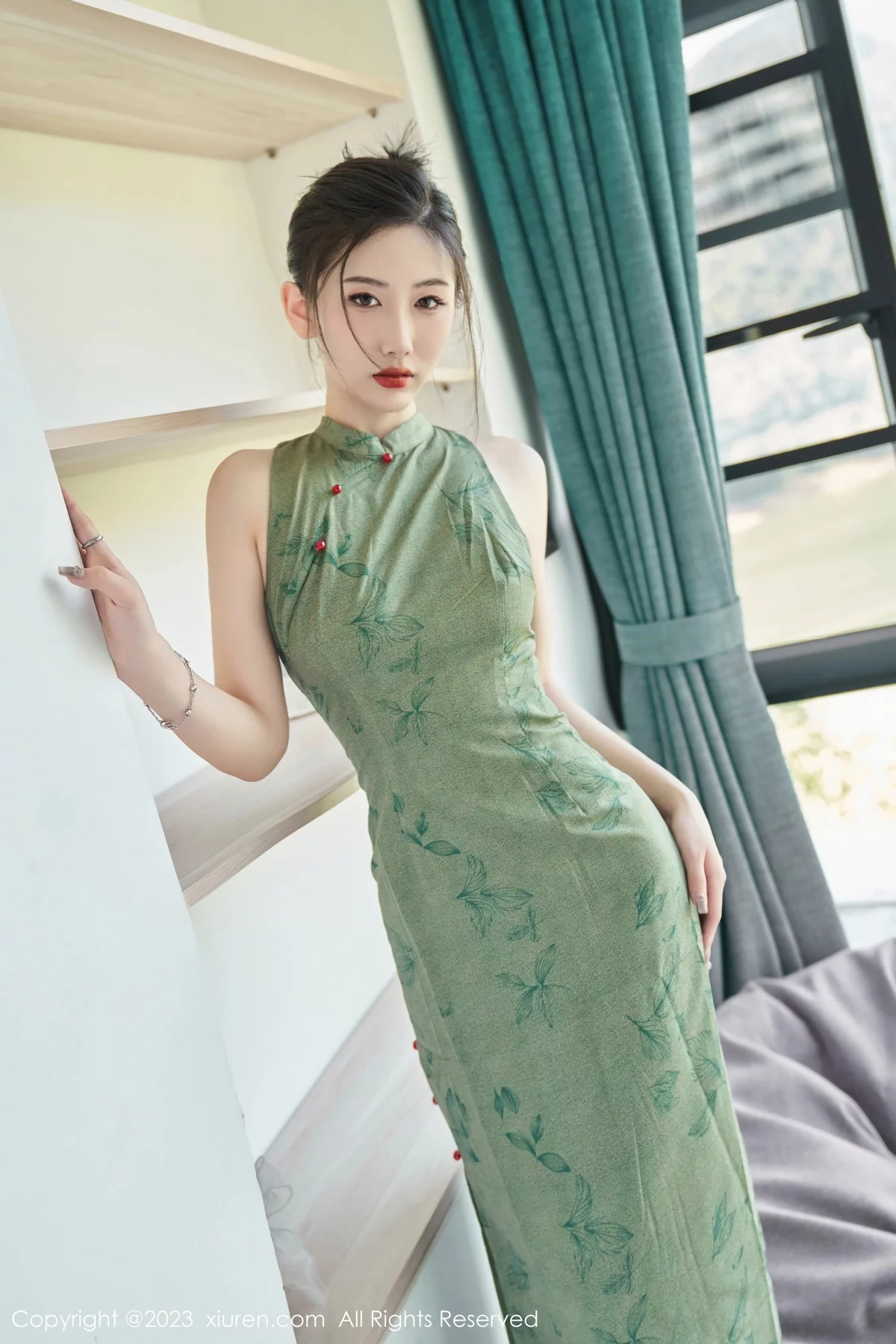 Xgyw.Org_XiuRen第7181期_模特沈青黛私房性感翠绿旗袍服饰半脱秀曼妙身姿撩人诱惑写真98P
