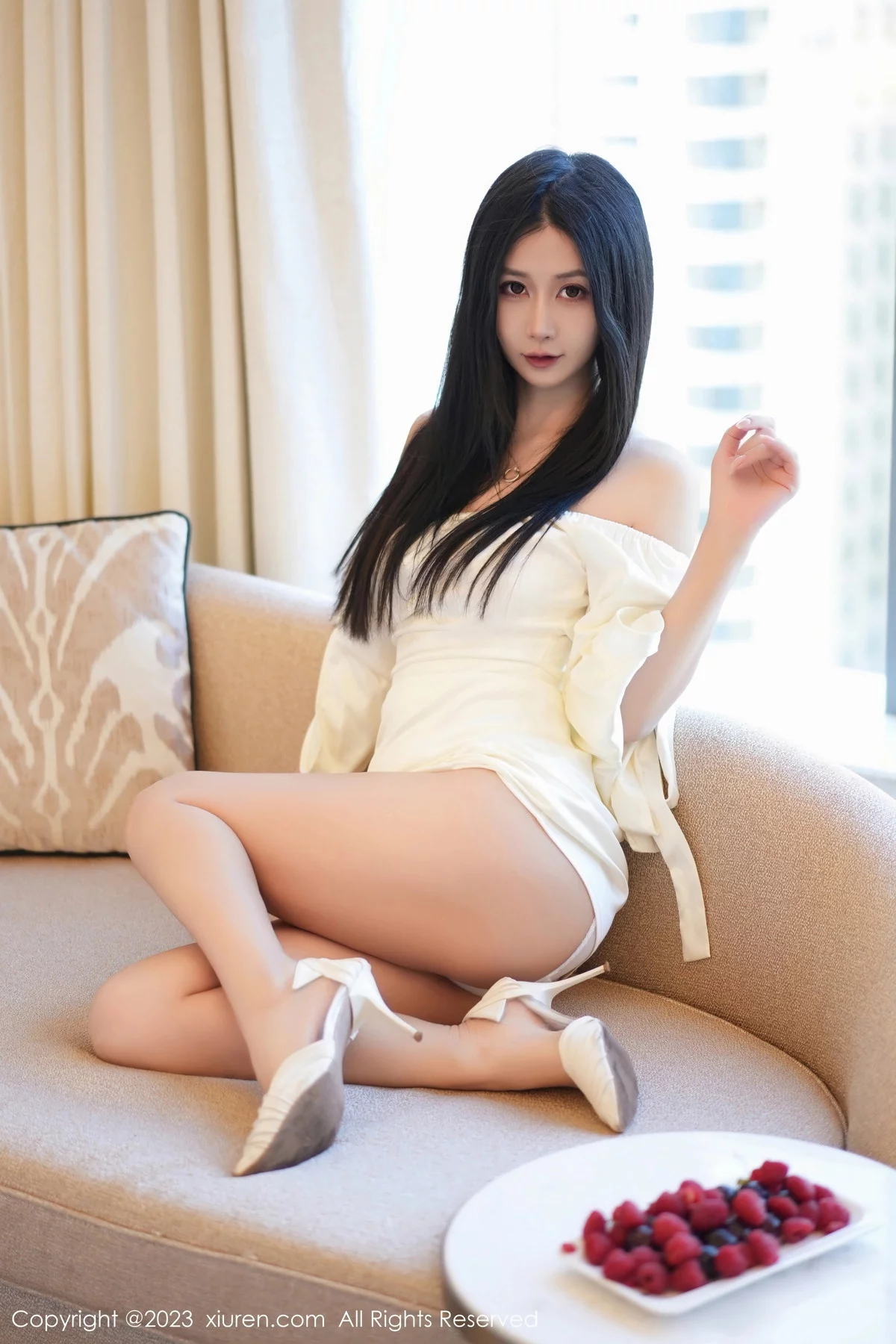 Xgyw.Org_XiuRen第7116期_模特laura阿姣性感白色露肩连衣裙半脱露豪乳遮点极致诱惑写真80P
