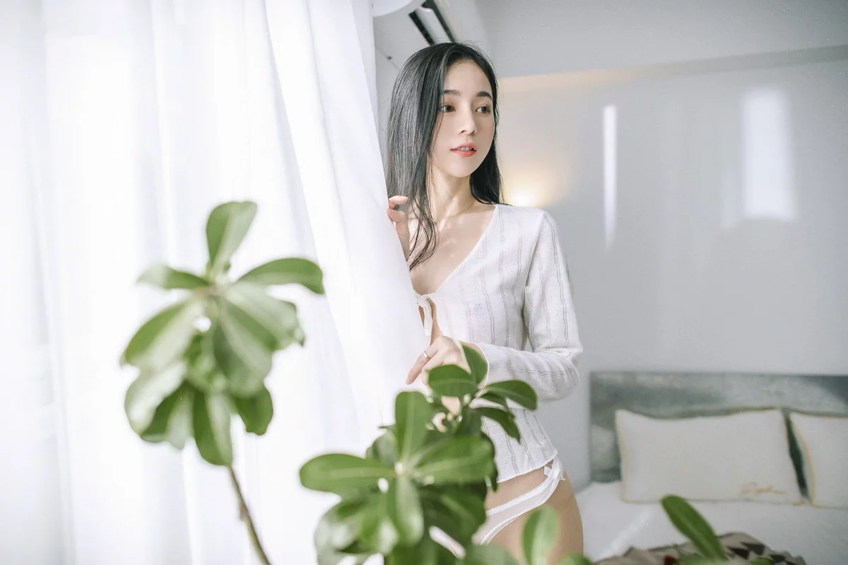 Xgyw.Org_网络美女辰辰小开衫主题私房床上性感白色开衫配白色内裤秀曼妙身姿诱惑写真81P