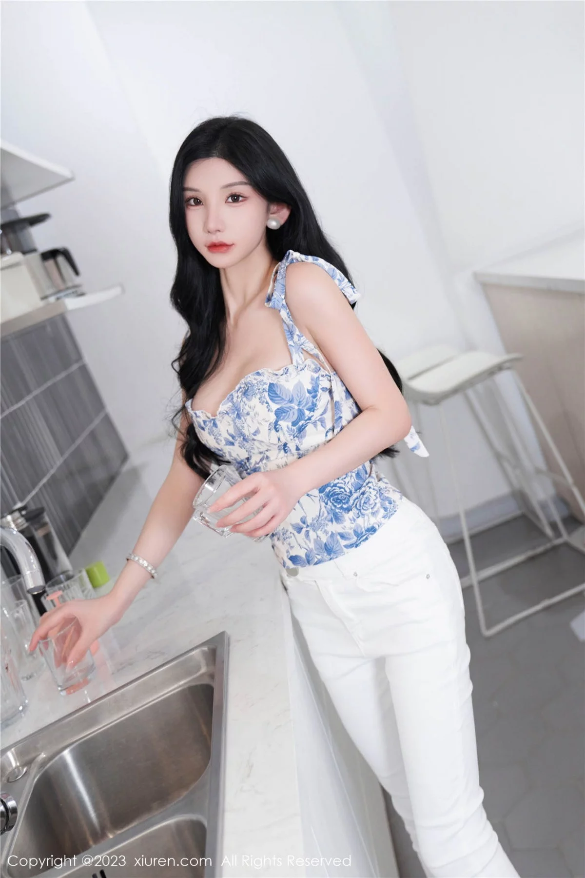 Xgyw.Org_XiuRen第7225期_女神周于希Sally性感白色短款夏日装配开档肉丝撩人诱惑写真102P