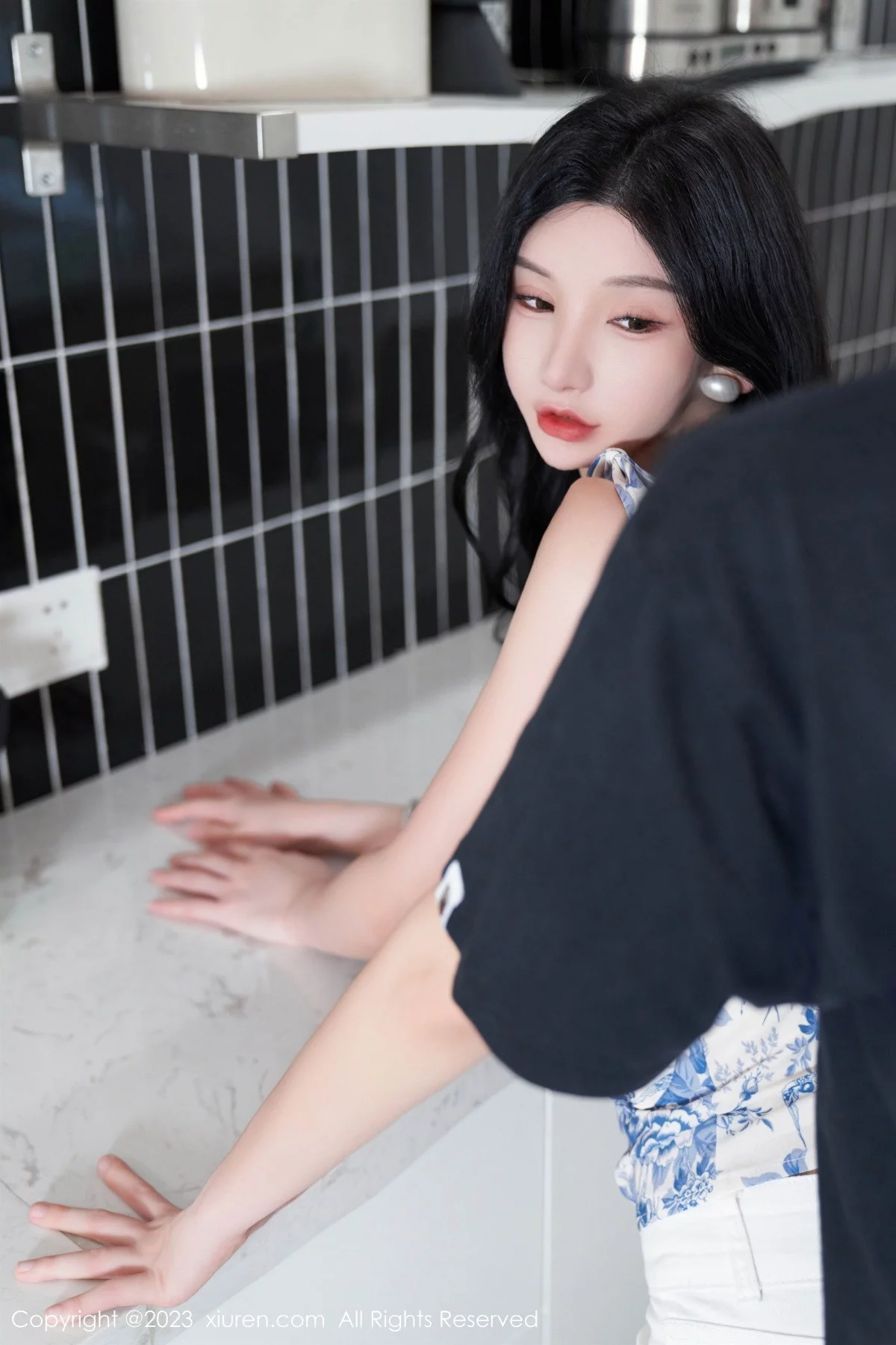 Xgyw.Org_XiuRen第7225期_女神周于希Sally性感白色短款夏日装配开档肉丝撩人诱惑写真102P