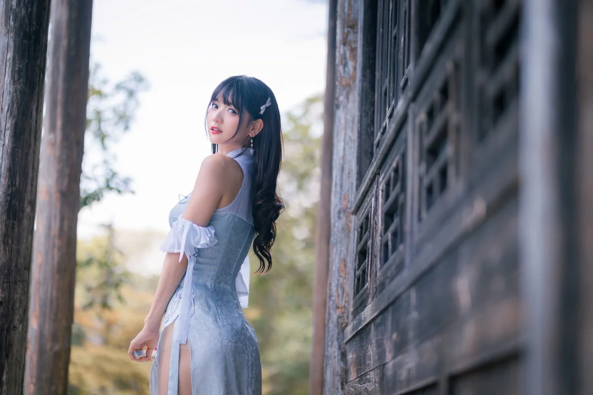 Xgyw.Org_网络美女陆卿卿蓝色旗袍主题户外古典拍摄性感高开叉旗袍秀美腿迷人诱惑写真25P