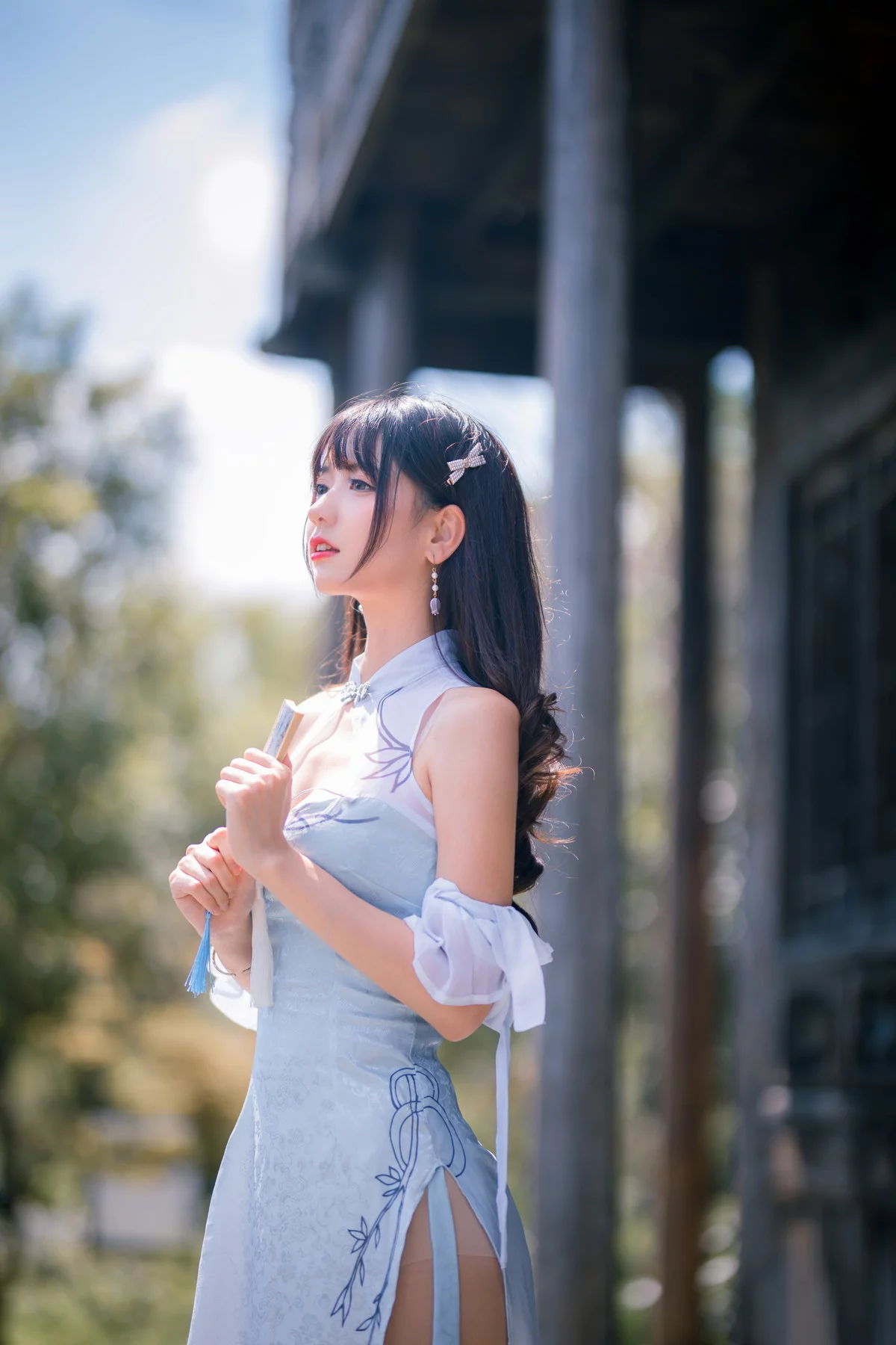 Xgyw.Org_网络美女陆卿卿蓝色旗袍主题户外古典拍摄性感高开叉旗袍秀美腿迷人诱惑写真25P