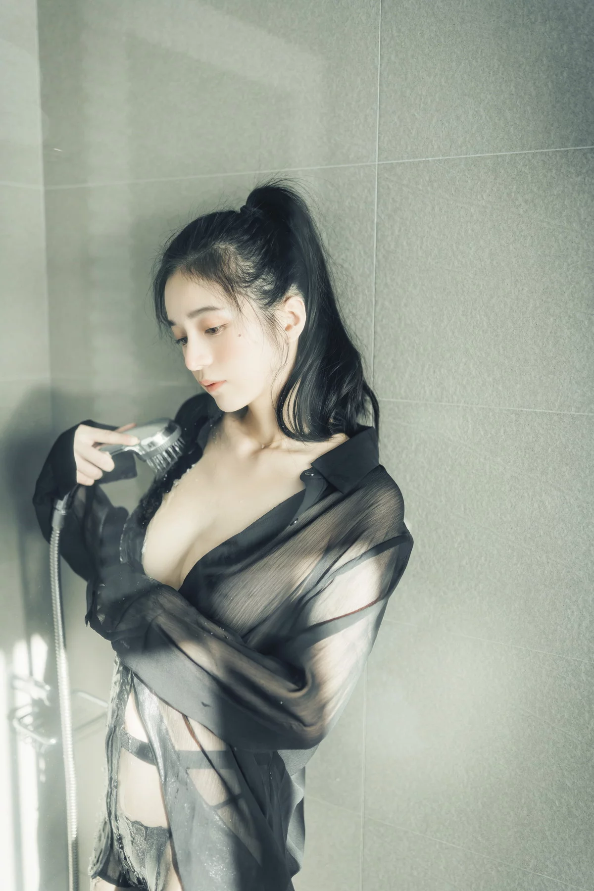 Xgyw.Org_网络美女辰辰不止黑丝主题私房性感红色吊裙+白色薄纱内衣秀完美身材诱惑写真132P