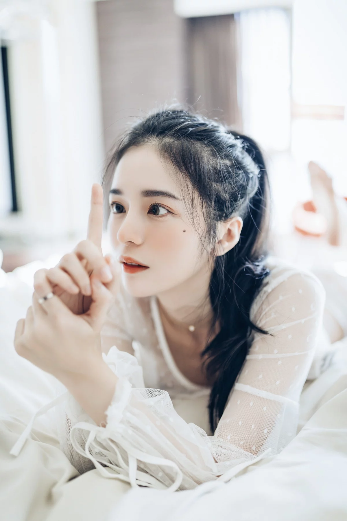 Xgyw.Org_网络美女辰辰不止黑丝主题私房性感红色吊裙+白色薄纱内衣秀完美身材诱惑写真132P