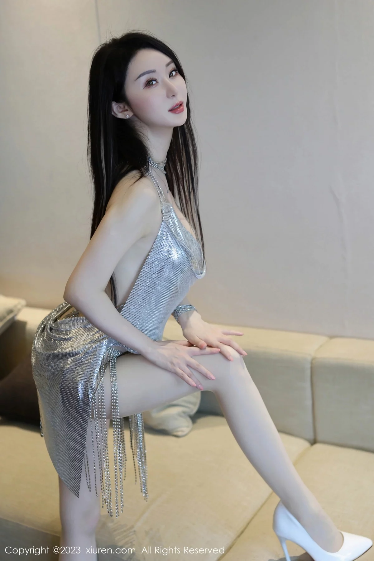 Xgyw.Org_XiuRen第7483期_新人模特田兮白性感银白吊带裙配原色丝袜秀丰腴身姿诱惑写真70P