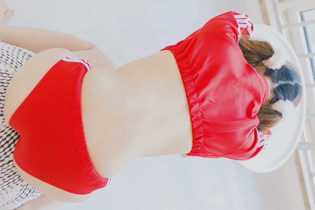 Xgyw.Org_网络美女杏仁曲奇红色运动服主题私房半脱性感运动服秀翘臀美腿惹火诱惑写真68P