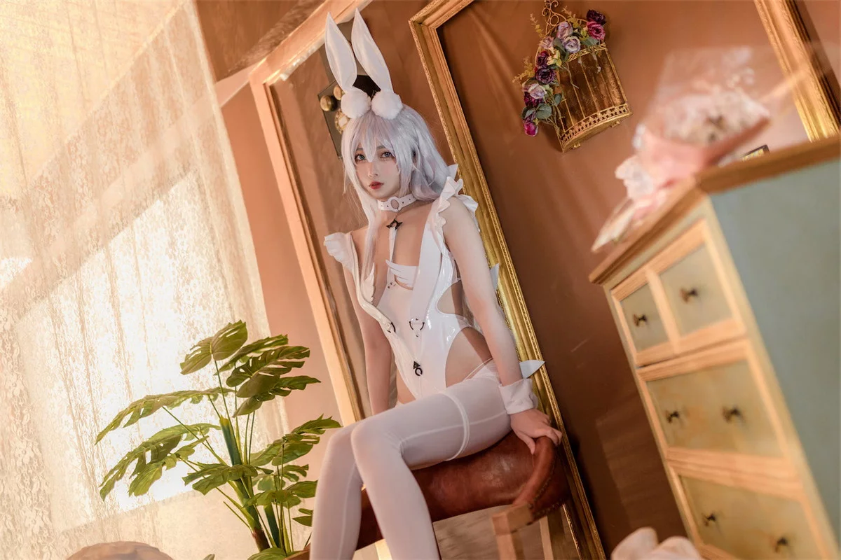 Xgyw.Org_网络美女杏仁曲奇恶毒白兔主题性感白色皮质连体衣配白丝裤袜秀翘臀诱惑写真40P
