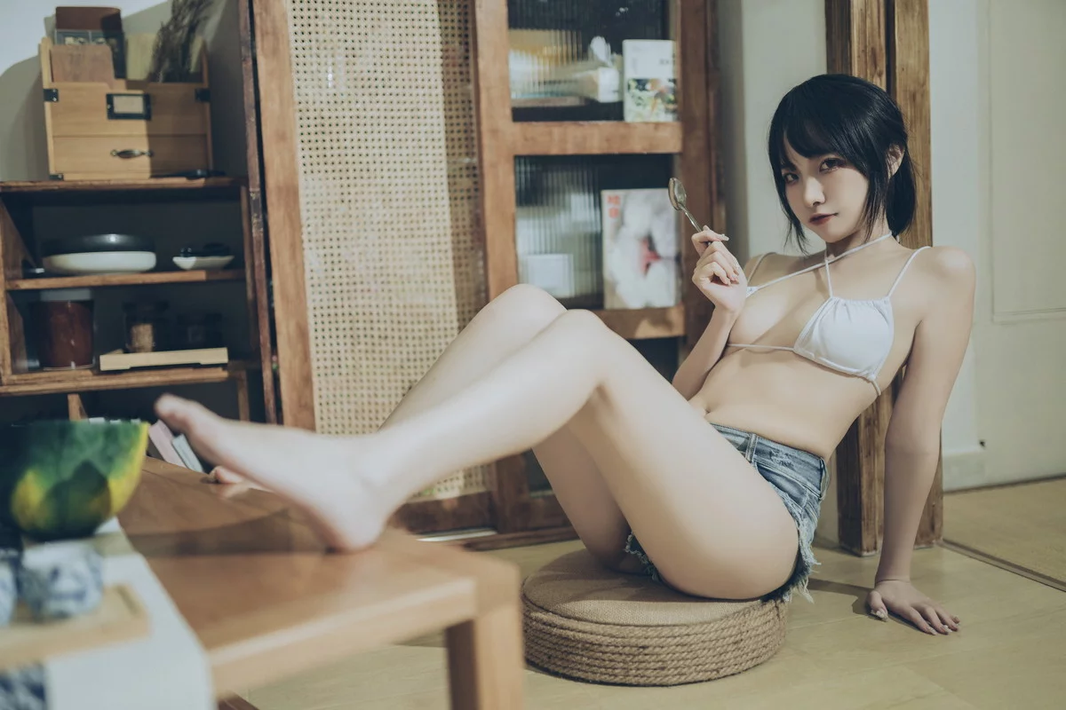Xgyw.Org_人气Coser二佐Nisa夏日甜蜜主题性感白色内衣配超短牛仔裤秀完美身材诱惑写真50P