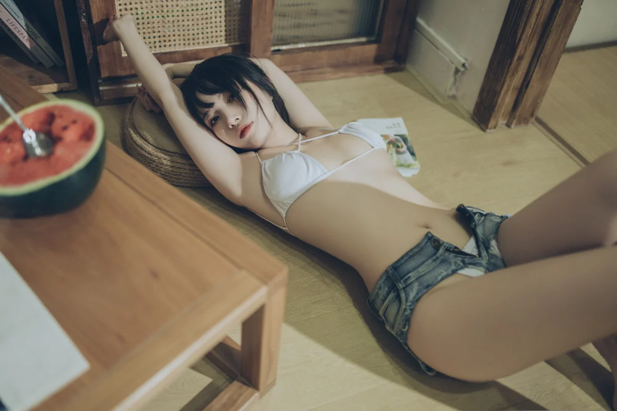 Xgyw.Org_人气Coser二佐Nisa夏日甜蜜主题性感白色内衣配超短牛仔裤秀完美身材诱惑写真50P