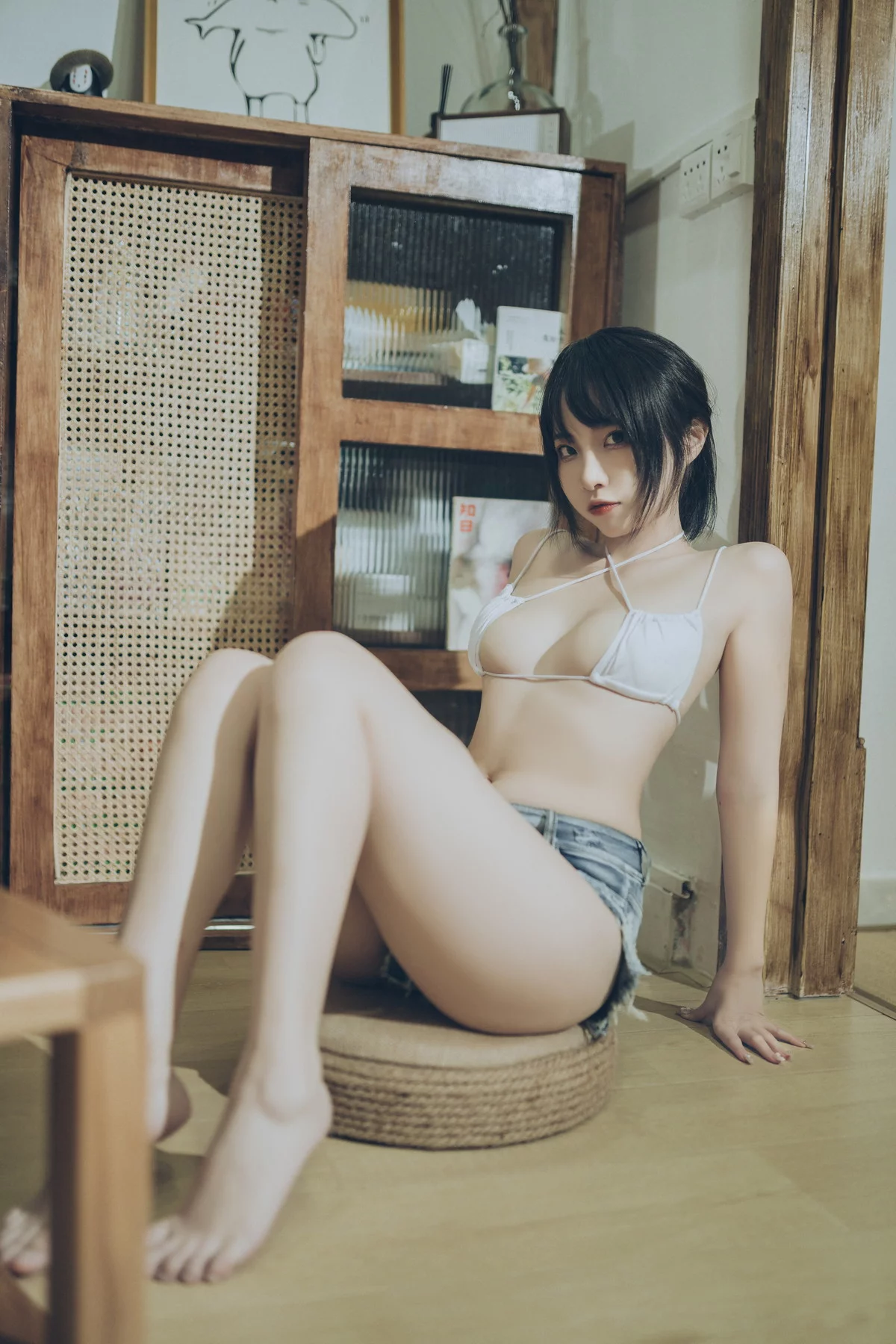 Xgyw.Org_人气Coser二佐Nisa夏日甜蜜主题性感白色内衣配超短牛仔裤秀完美身材诱惑写真50P
