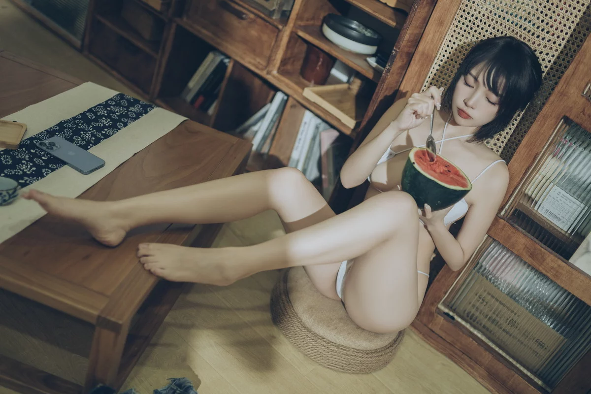 Xgyw.Org_人气Coser二佐Nisa夏日甜蜜主题性感白色内衣配超短牛仔裤秀完美身材诱惑写真50P