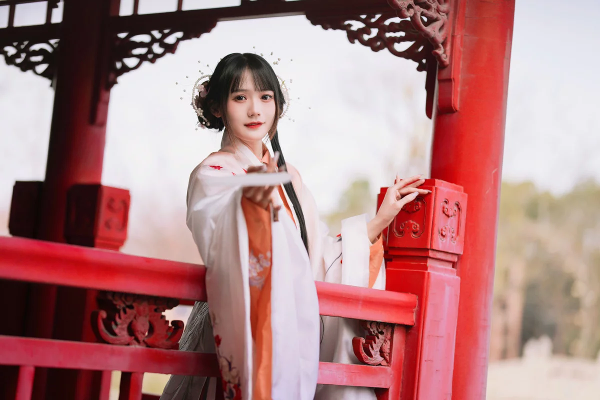 Xgyw.Org_Coser美女兔子Zzz不吃胡萝卜红叶新赋主题古典风汉服装秀曼妙身姿靓丽迷人写真36P