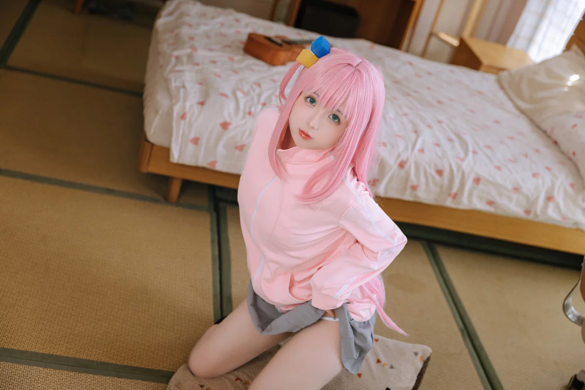 Xgyw.Org_Cosplay美女日奈娇小孤独主题脱粉色外衣露性感草莓内衣秀翘臀美腿撩人诱惑写真77P
