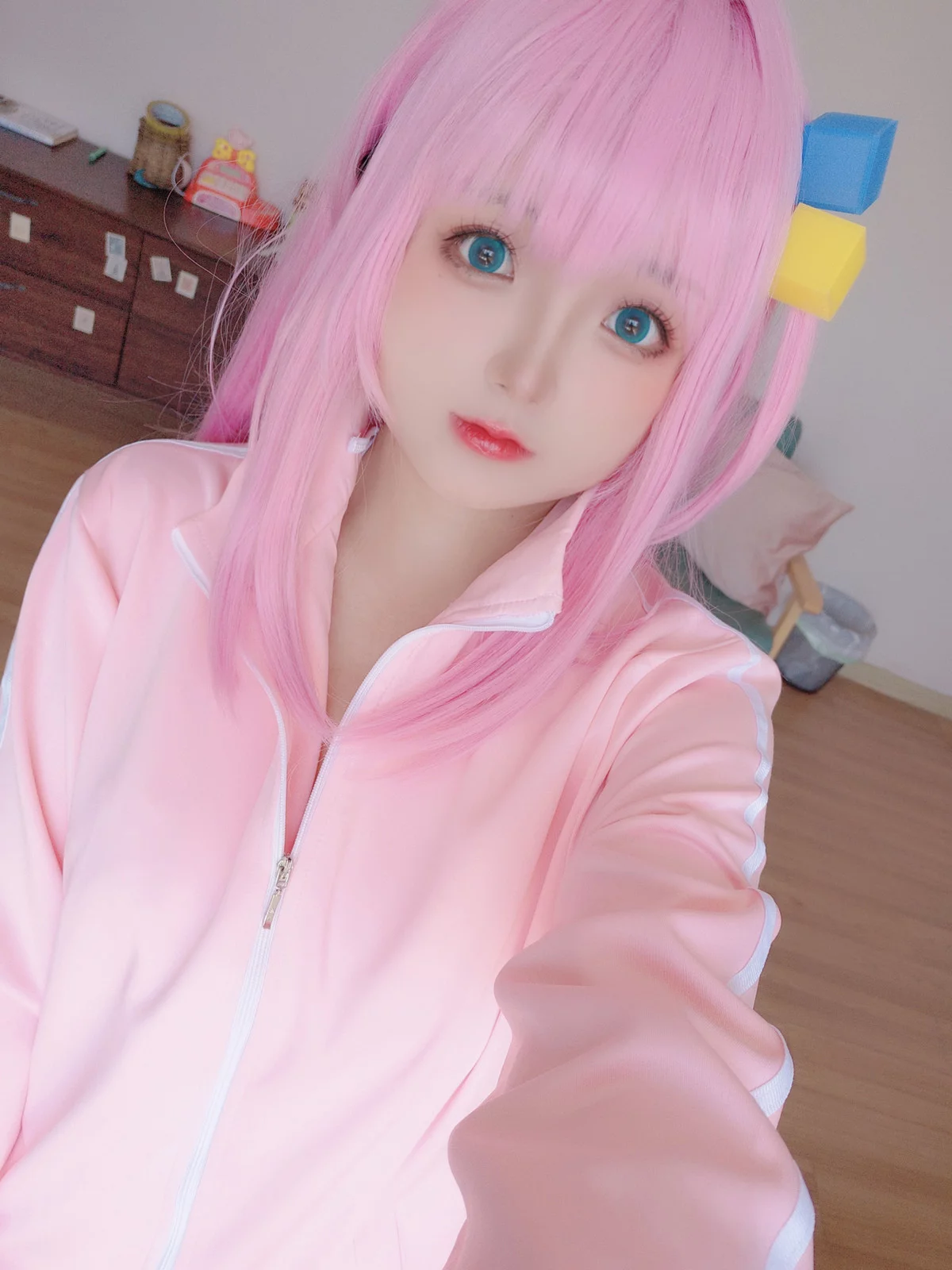 Xgyw.Org_Cosplay美女日奈娇小孤独主题脱粉色外衣露性感草莓内衣秀翘臀美腿撩人诱惑写真77P