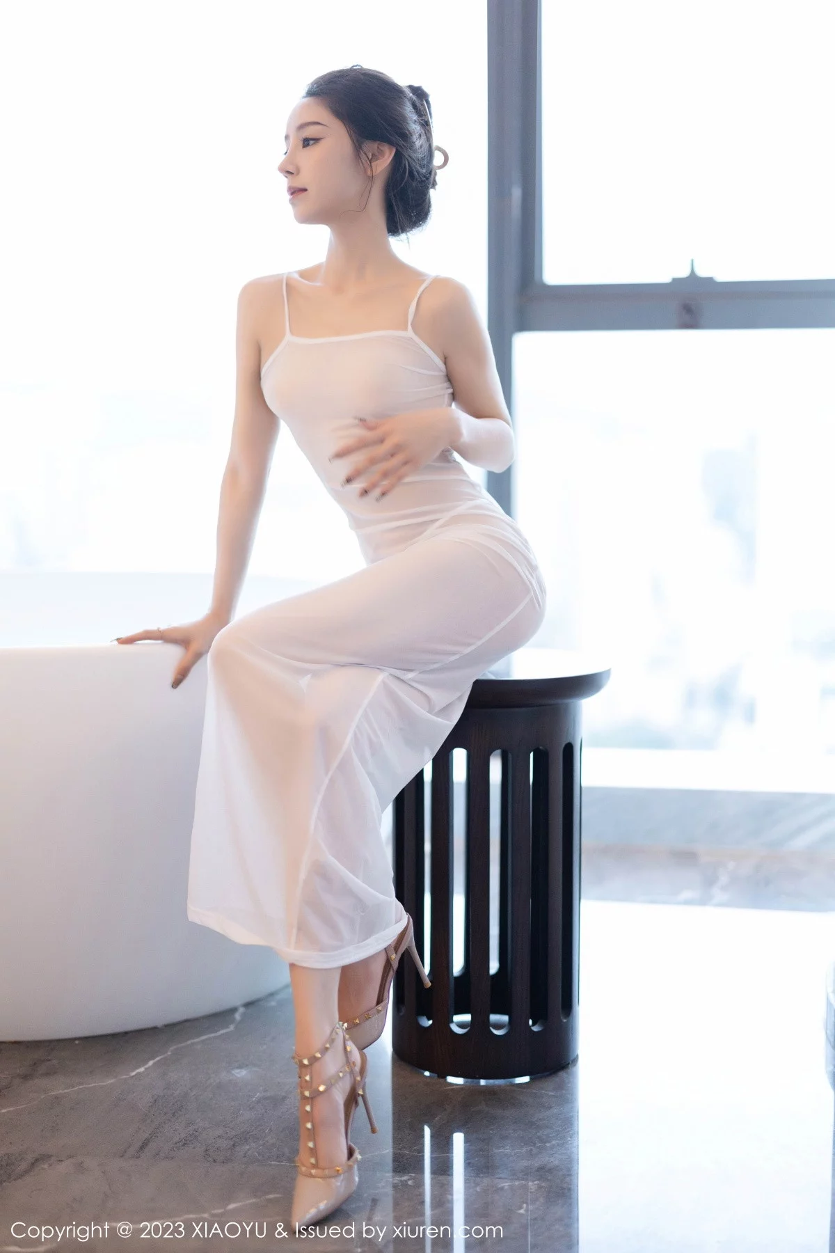 Xgyw.Org_[XiaoYu画语界]Vol.1152_模特苏曼兮性感米色服饰配白色丝袜+白色薄纱长裙迷人诱惑写真83P