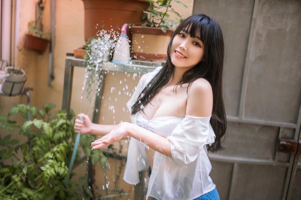 Xgyw.Org_网络美女汪知子夏日小院主题性感白色短T配牛仔短裤露白色内衣秀完美身材诱惑写真33P