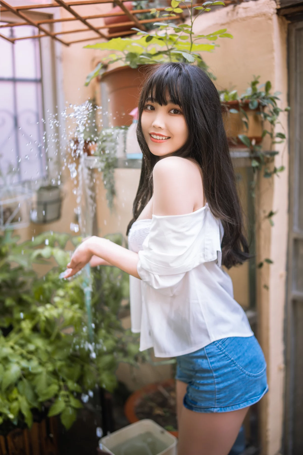 Xgyw.Org_网络美女汪知子夏日小院主题性感白色短T配牛仔短裤露白色内衣秀完美身材诱惑写真33P