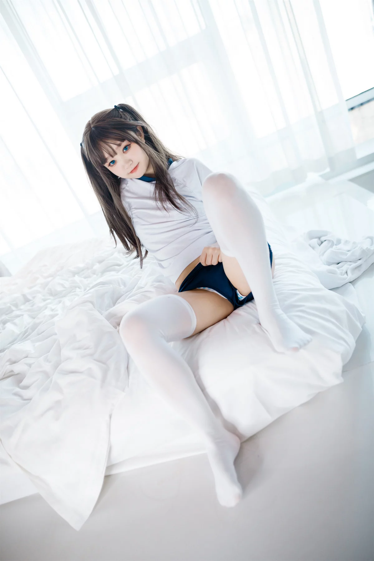 Xgyw.Org_Coser美女神沢永莉半双马尾体操服主题白色大床上性感白色短T配白丝袜迷人诱惑写真68P