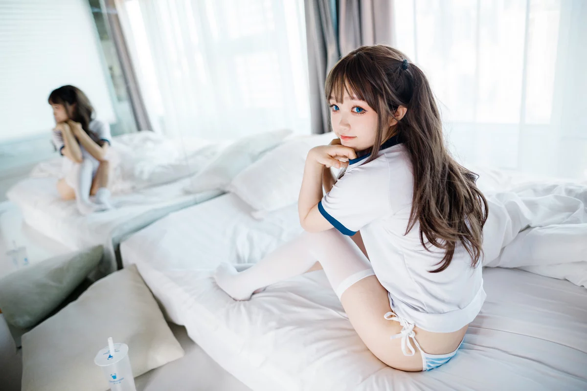 Xgyw.Org_Coser美女神沢永莉半双马尾体操服主题白色大床上性感白色短T配白丝袜迷人诱惑写真68P