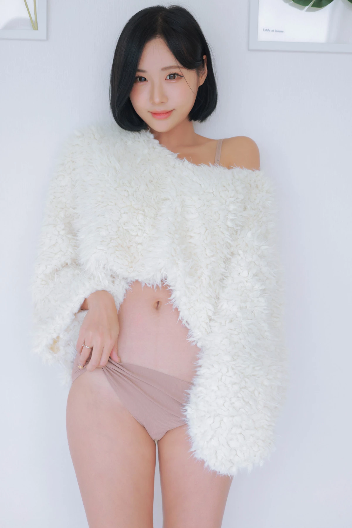 Xgyw.Org_韩国美女模特Habin内衣和视频04主题性感白色绒毛披风秀完美身材迷人诱惑写真76P