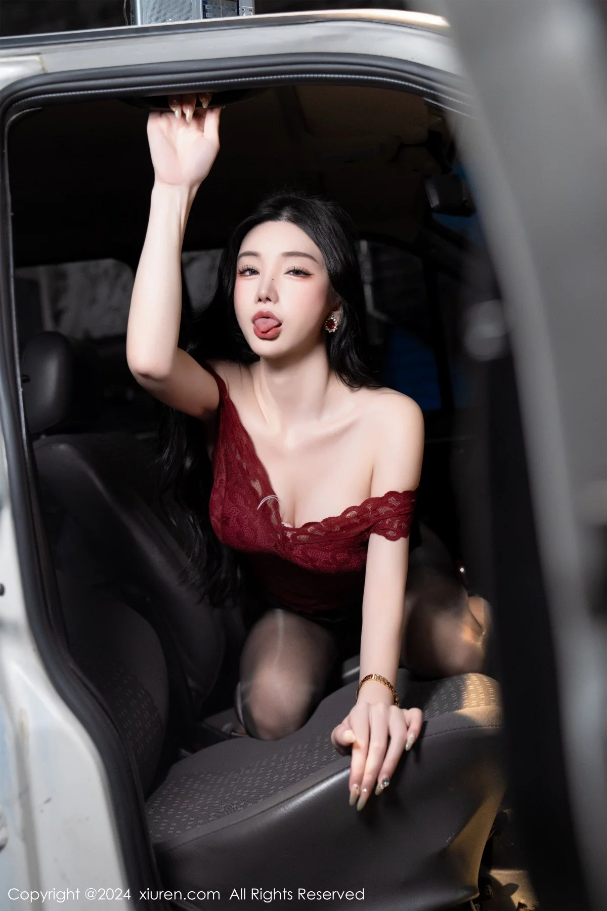 Xgyw.Org_XiuRen第7993期_女神周于希Sally红色上衣配黑短裙露闪亮开档黑丝撩人诱惑写真83P