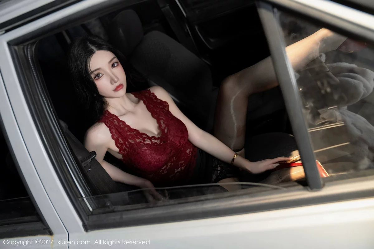 Xgyw.Org_XiuRen第7993期_女神周于希Sally红色上衣配黑短裙露闪亮开档黑丝撩人诱惑写真83P