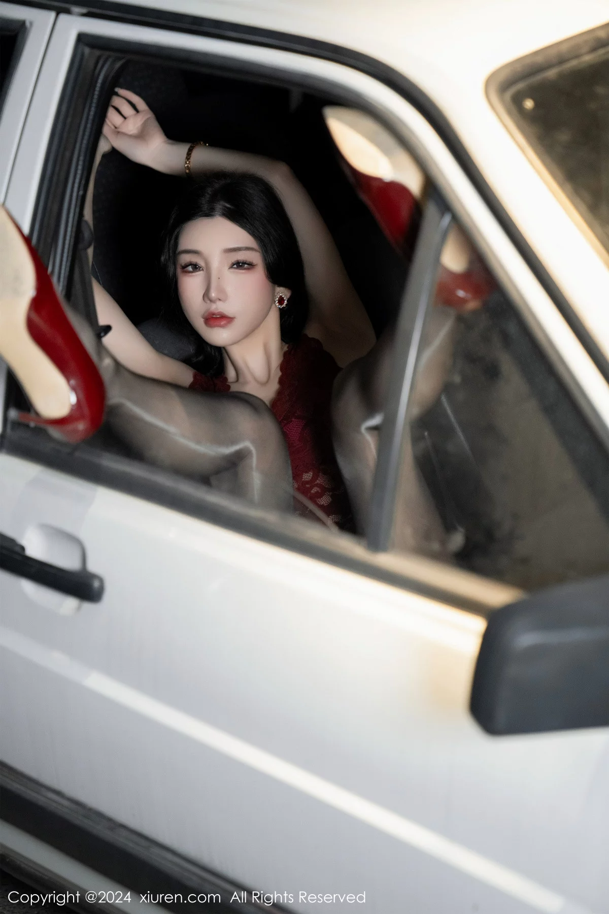 Xgyw.Org_XiuRen第7993期_女神周于希Sally红色上衣配黑短裙露闪亮开档黑丝撩人诱惑写真83P