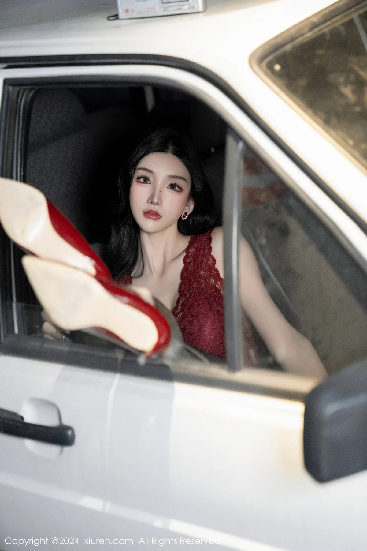 Xgyw.Org_XiuRen第7993期_女神周于希Sally红色上衣配黑短裙露闪亮开档黑丝撩人诱惑写真83P