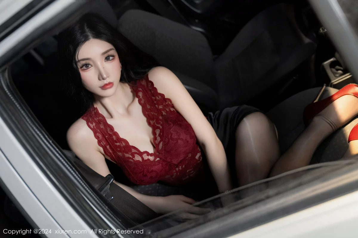 Xgyw.Org_XiuRen第7993期_女神周于希Sally红色上衣配黑短裙露闪亮开档黑丝撩人诱惑写真83P