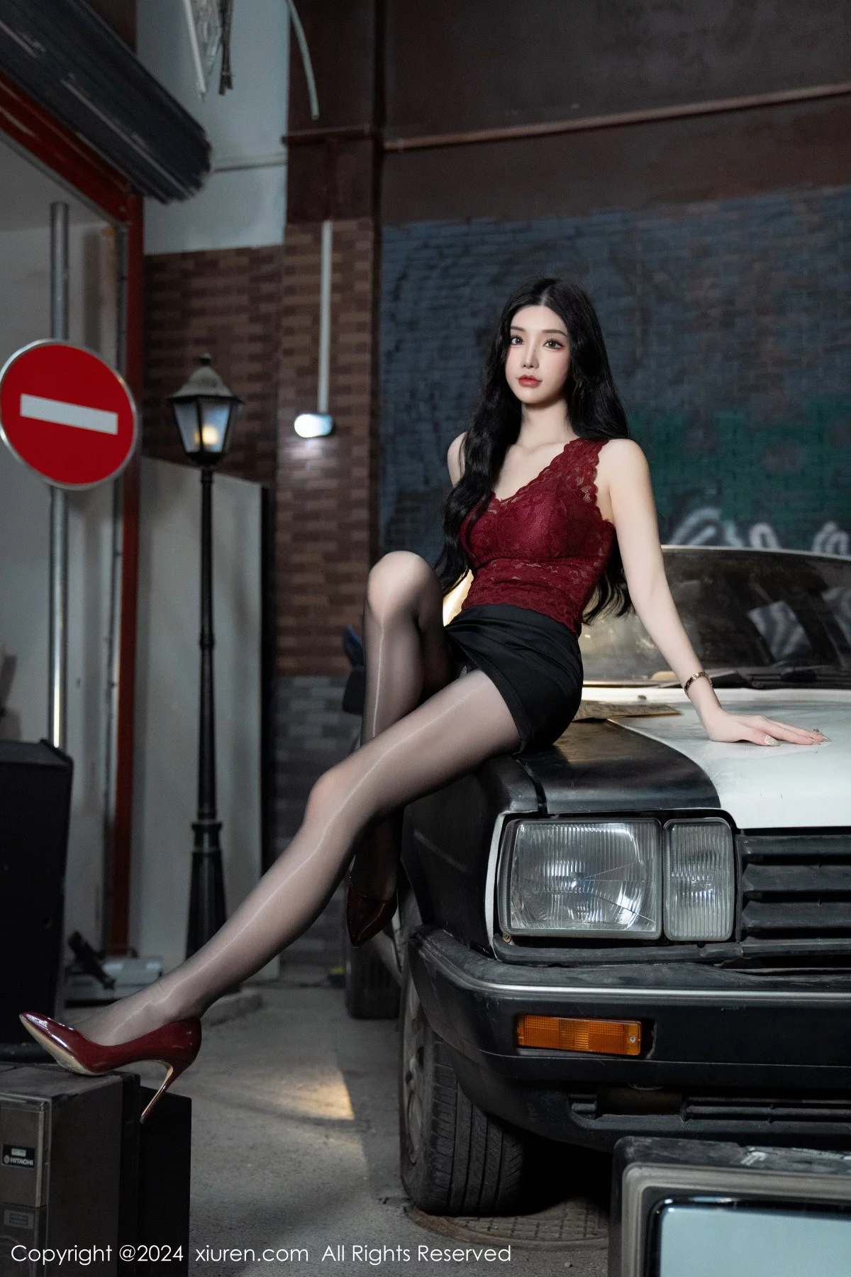 Xgyw.Org_XiuRen第7993期_女神周于希Sally红色上衣配黑短裙露闪亮开档黑丝撩人诱惑写真83P
