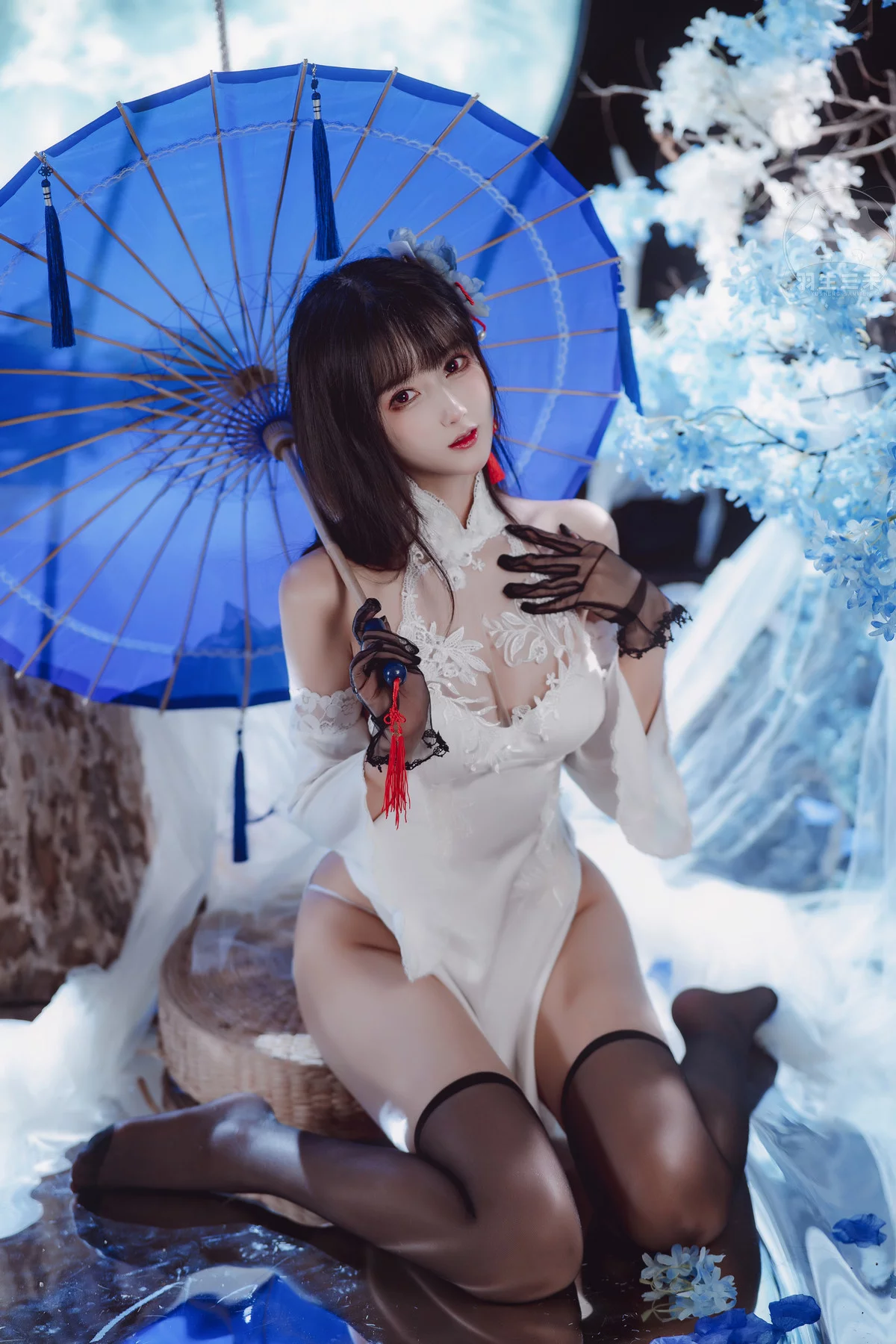 Xgyw.Org_网络美女羽生三未逸仙主题性感白色情趣旗袍服饰配黑丝袜秀完美身材诱惑写真31P