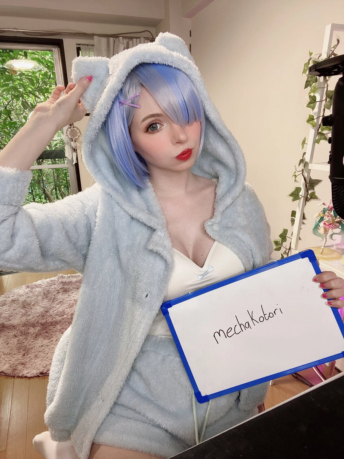Xgyw.Org_爱尔兰萝莉美女Peach Milky-Fansigns(Mirrored)主题灰色绒毛睡衣配白丝袜迷人诱惑写真65P