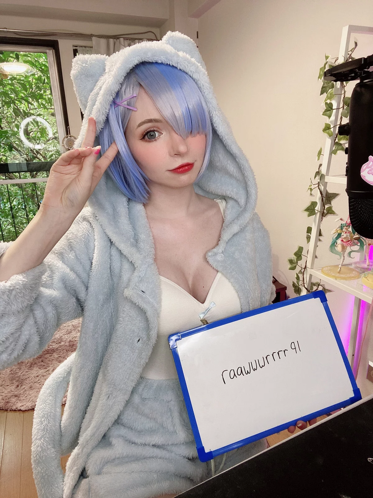 Xgyw.Org_爱尔兰萝莉美女Peach Milky-Fansigns(Mirrored)主题灰色绒毛睡衣配白丝袜迷人诱惑写真65P