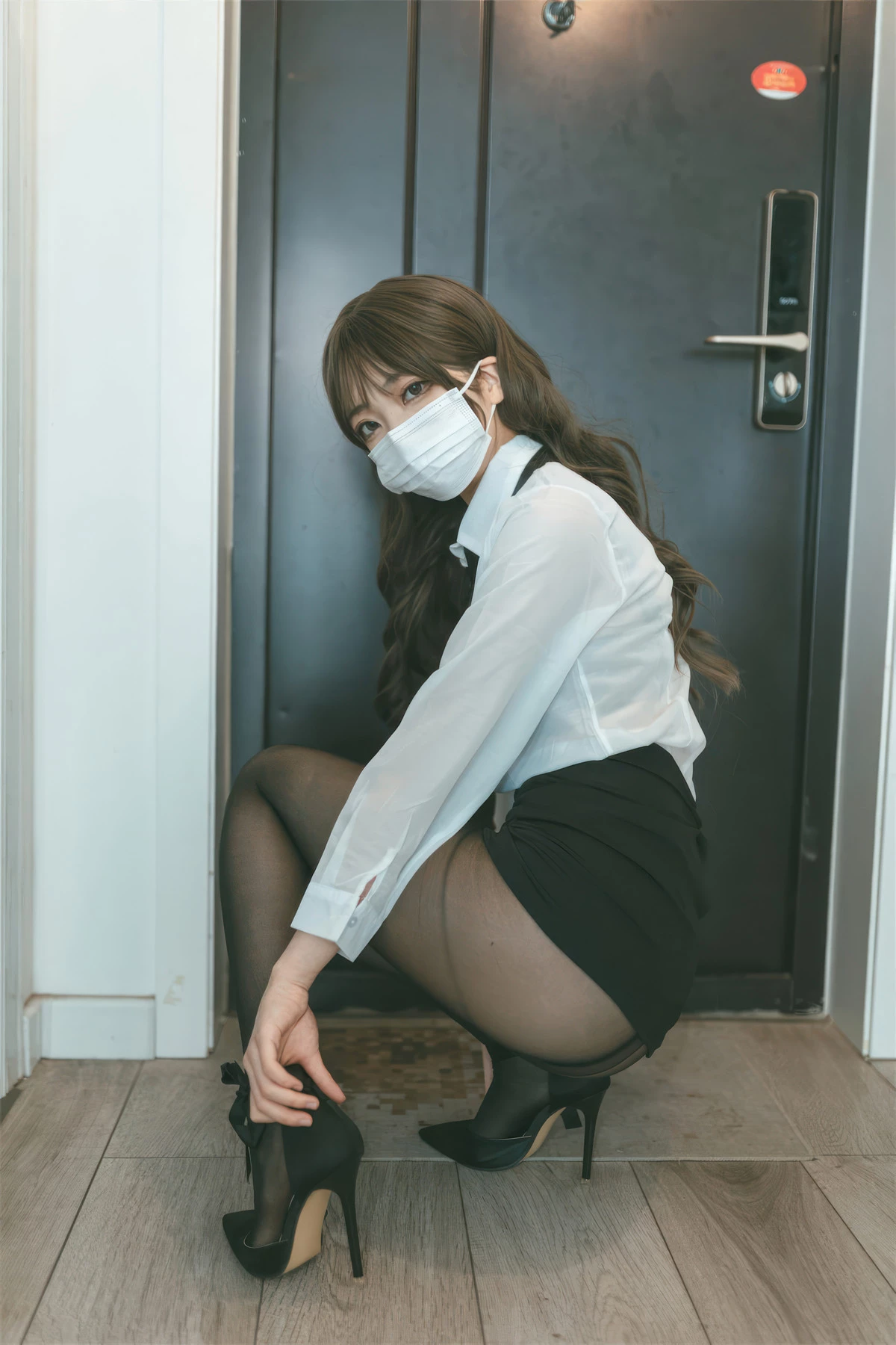 Xgyw.Org_网络美女杏仁曲奇OL额外时间主题性感白T配黑短裙露超薄黑丝秀翘臀美腿诱惑写真47P