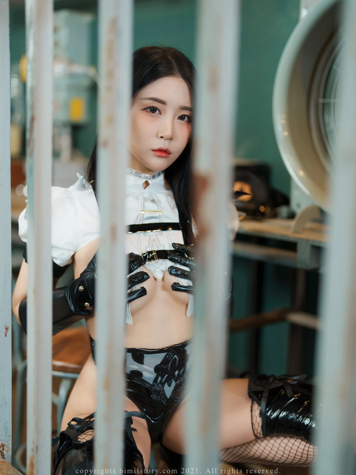 Xgyw.Org_韩国美女模特Bomi-Agent主题户外性感黑白皮质连体衣配黑丝网袜秀翘臀美腿迷人写真101P