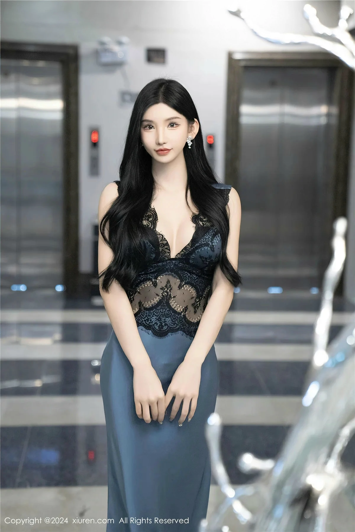 Xgyw.Org_XiuRen第8242期_女神周于希Sally性感蕾丝长裙+黑色薄纱连体衣秀完美身材诱惑写真115P