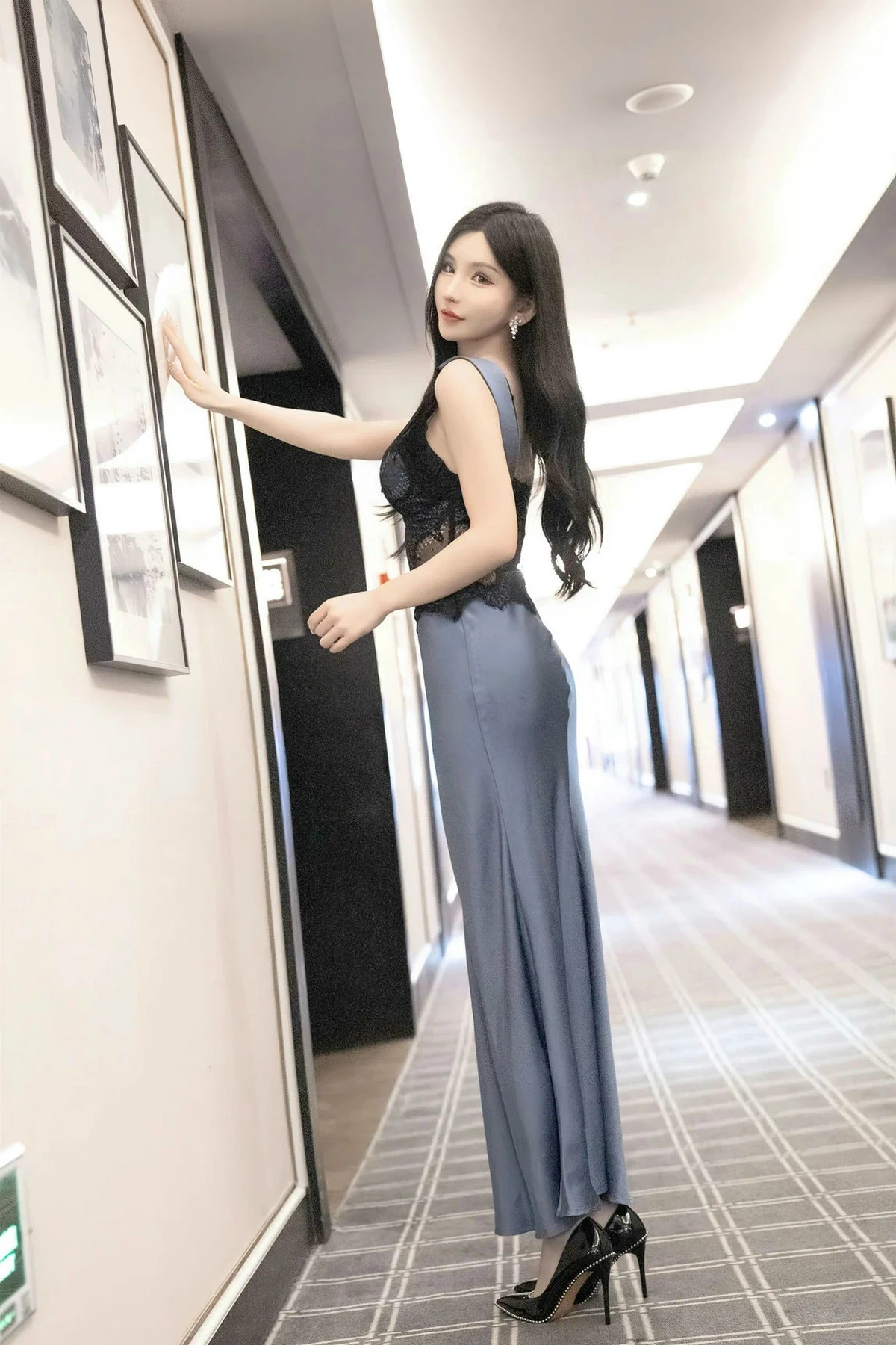 Xgyw.Org_XiuRen第8242期_女神周于希Sally性感蕾丝长裙+黑色薄纱连体衣秀完美身材诱惑写真115P
