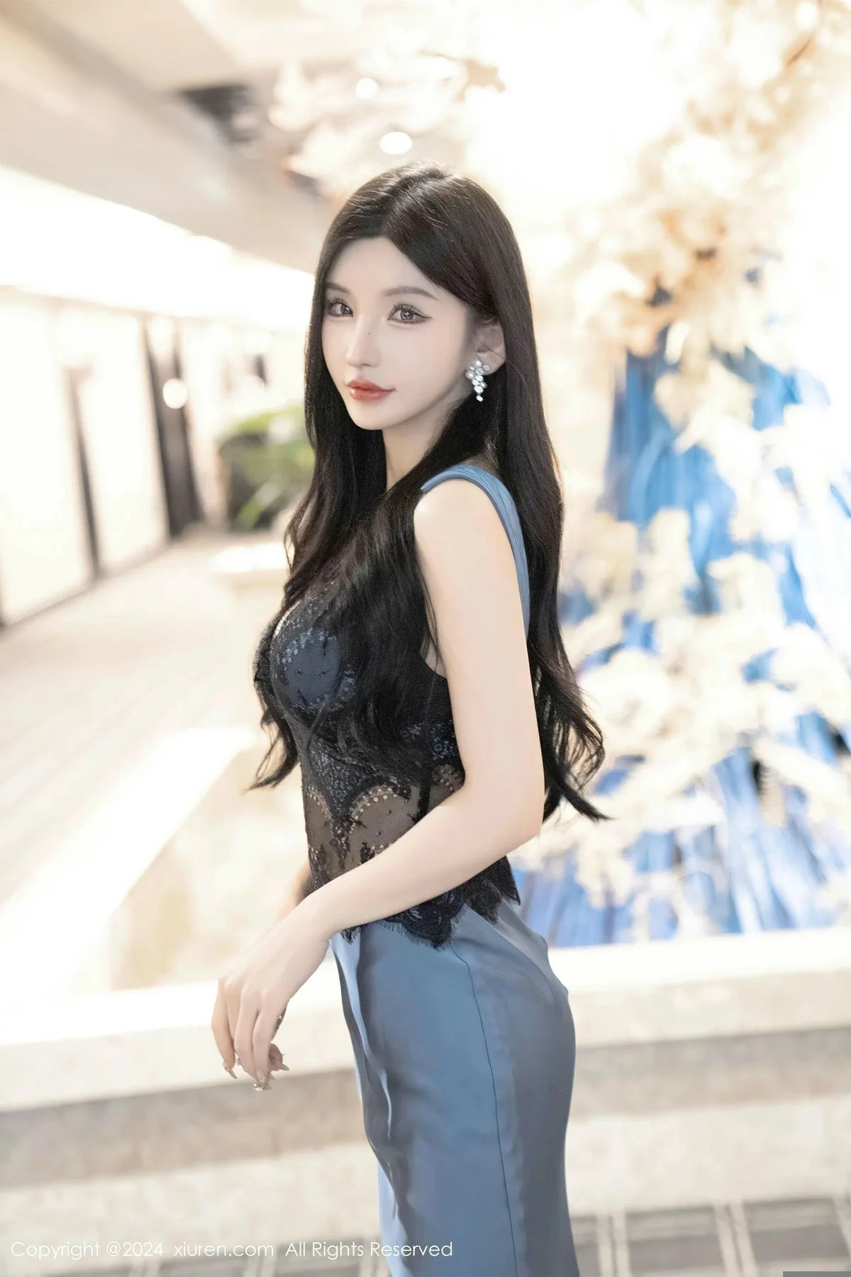 Xgyw.Org_XiuRen第8242期_女神周于希Sally性感蕾丝长裙+黑色薄纱连体衣秀完美身材诱惑写真115P
