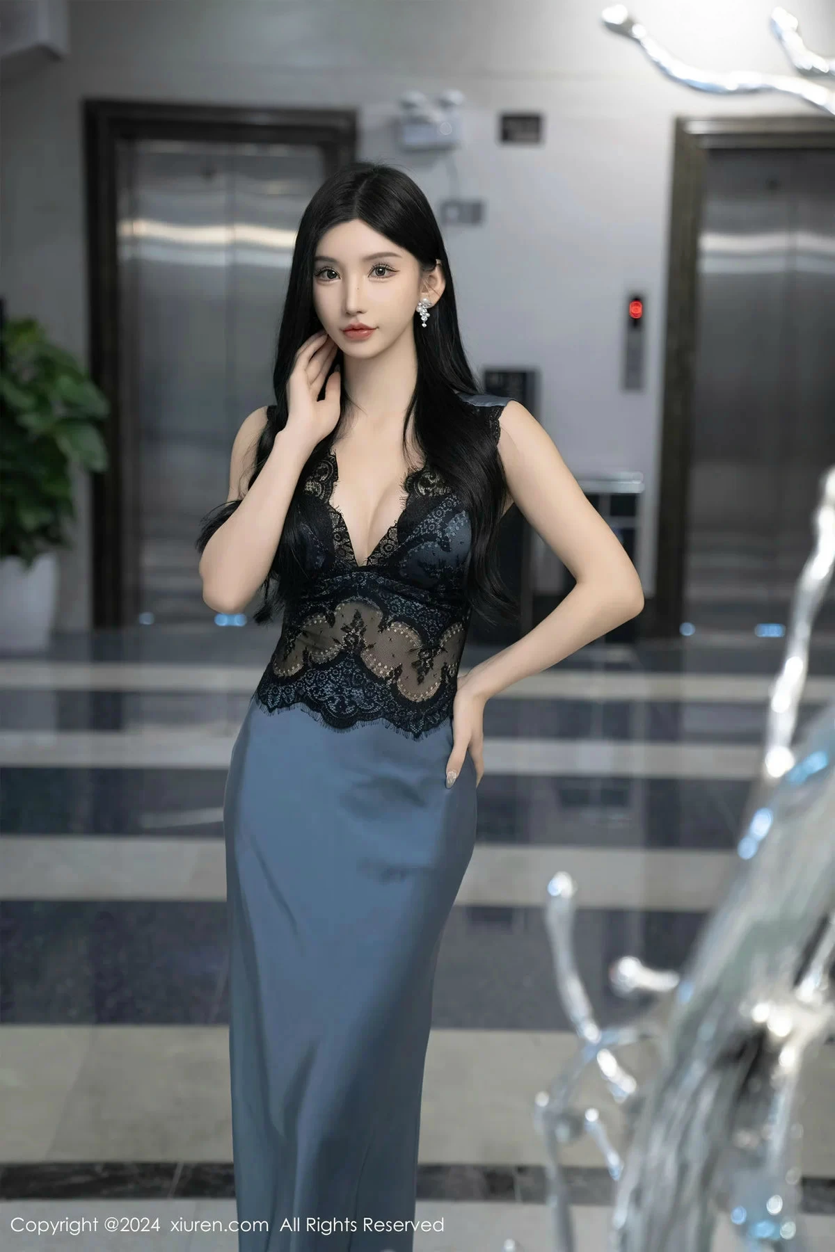 Xgyw.Org_XiuRen第8242期_女神周于希Sally性感蕾丝长裙+黑色薄纱连体衣秀完美身材诱惑写真115P