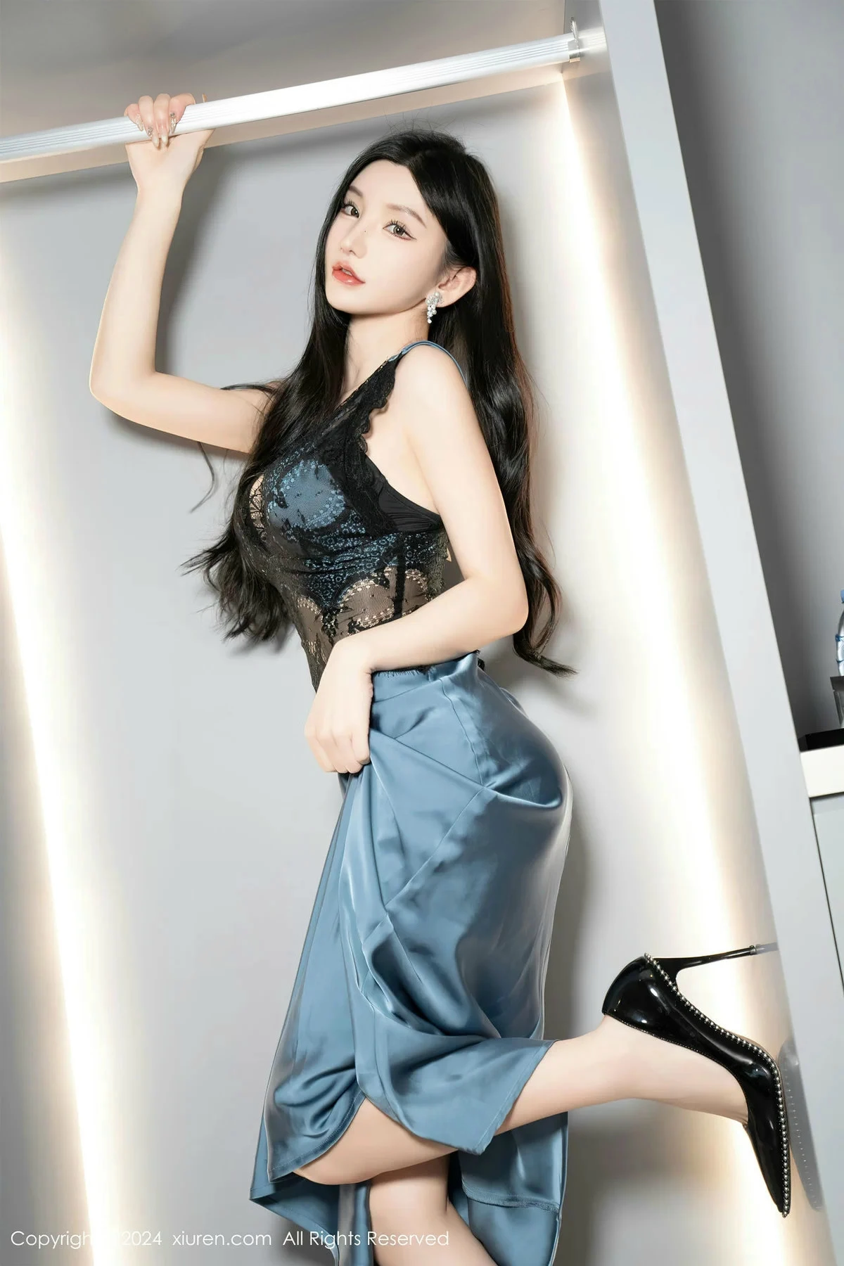 Xgyw.Org_XiuRen第8242期_女神周于希Sally性感蕾丝长裙+黑色薄纱连体衣秀完美身材诱惑写真115P
