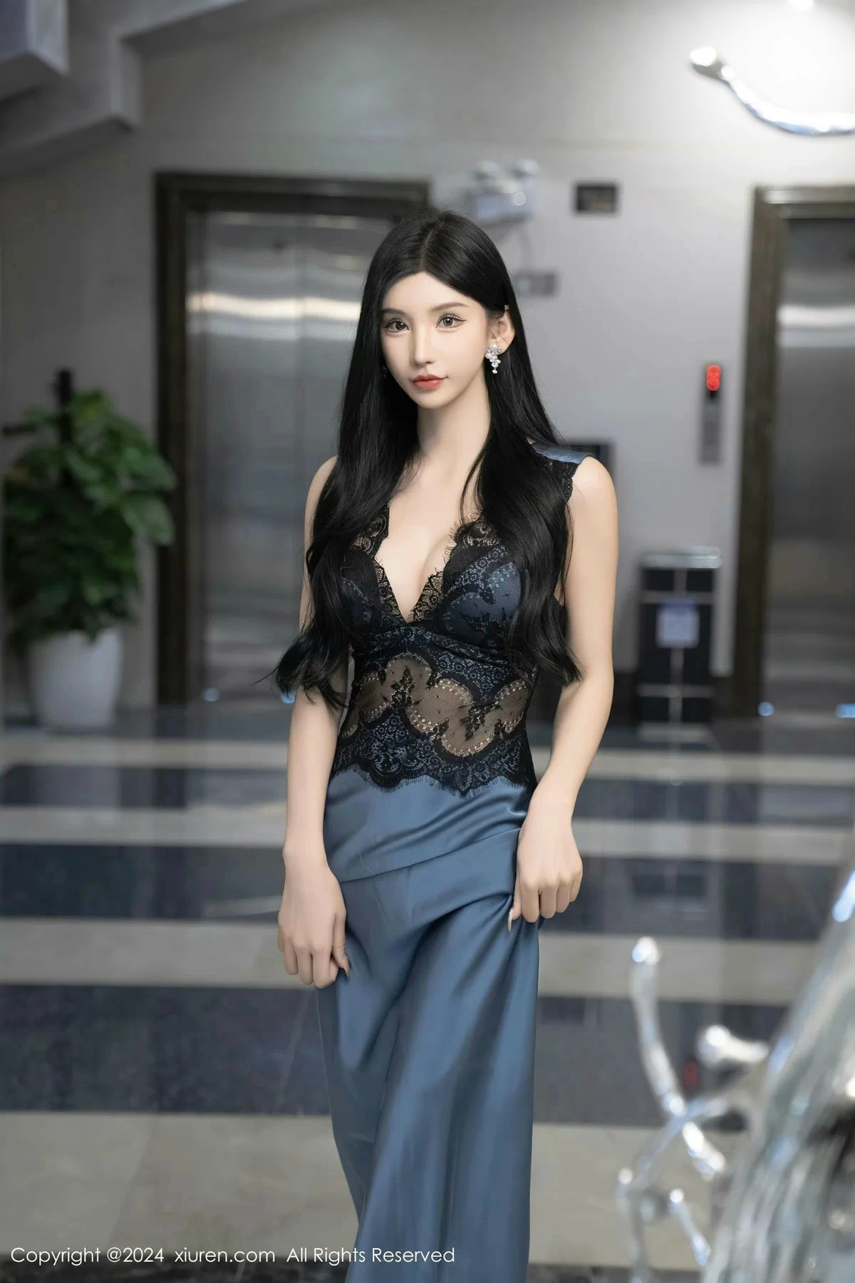 Xgyw.Org_XiuRen第8242期_女神周于希Sally性感蕾丝长裙+黑色薄纱连体衣秀完美身材诱惑写真115P