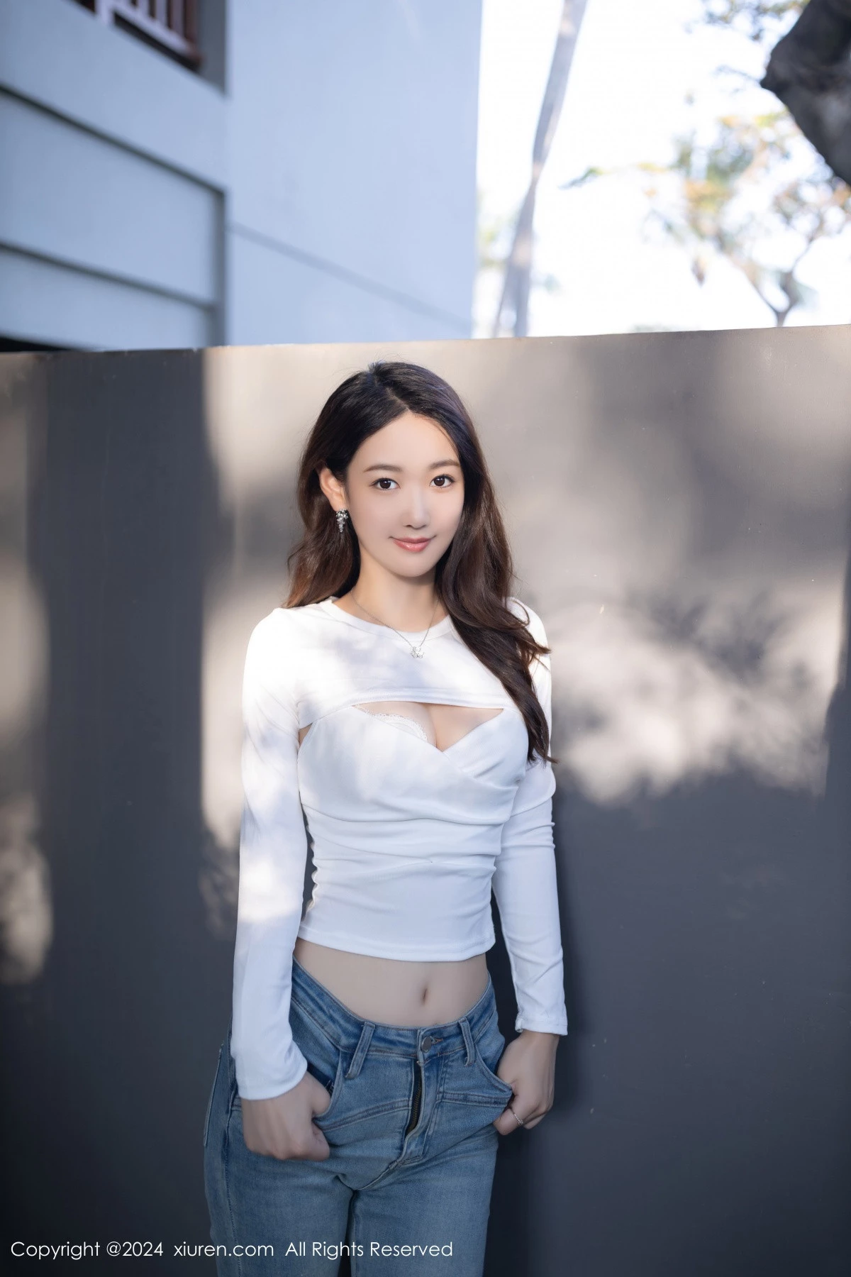 Xgyw.Org_XiuRen第8250期_模特唐安琪性感白色上衣配牛仔裤半脱秀曼妙身姿迷人诱惑写真80P